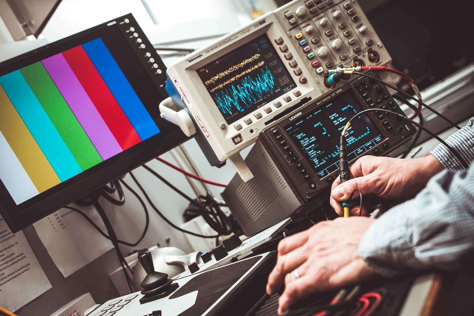 Oszilloskop und Prüfspitzen bei einer elektrischen Messung