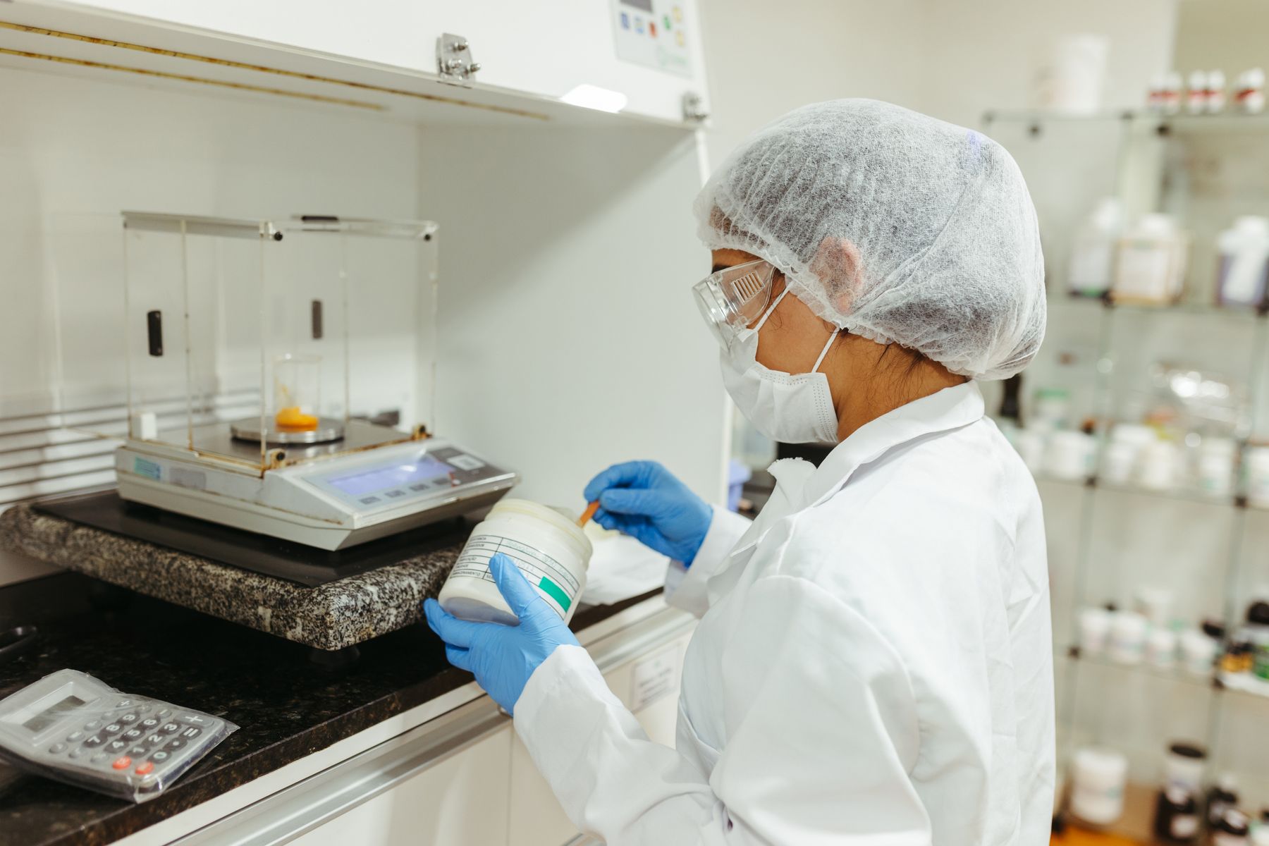 Laborwaage bei der Kalibrierung im Labor